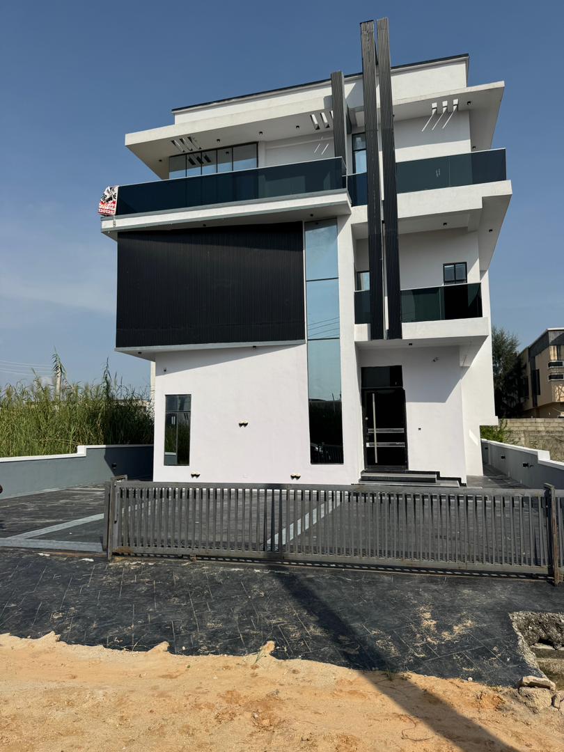 Luxurious 5 beds duplex with a pool