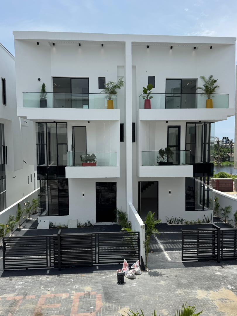 Spacious 3 Bedroom Duplex with 2 Room BQ