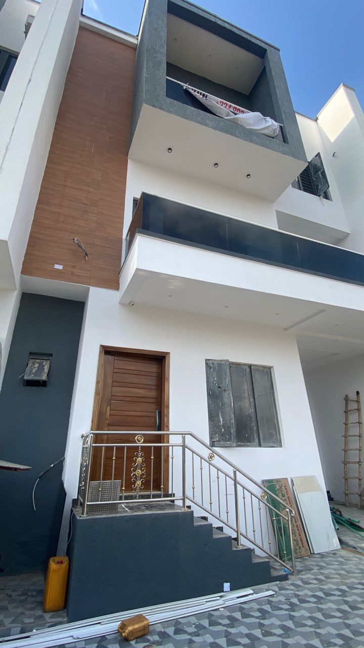 UNIQUE 4  BEDROOM DETACHED DUPLEX WITH BQ  FOR SALE
