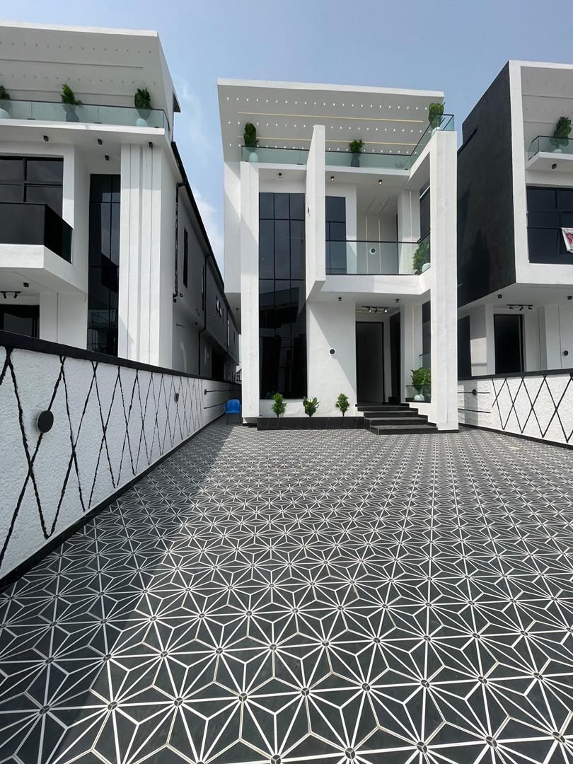 MAGNIFICENT 5  BEDS WITH A PRIVATE POOL  FOR SALE