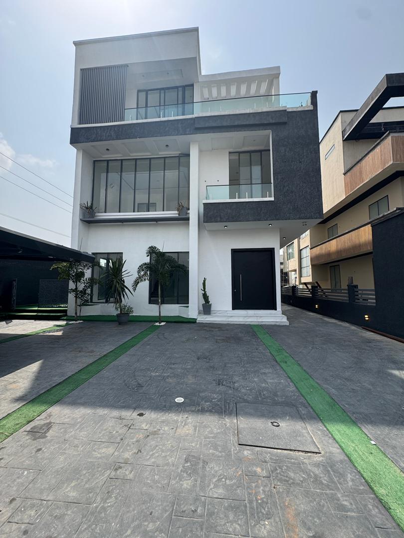 LUXURIOUS 5 BEDS DETACHED DUPLEX WITH A CINEMA & POOL , ELEVATOR